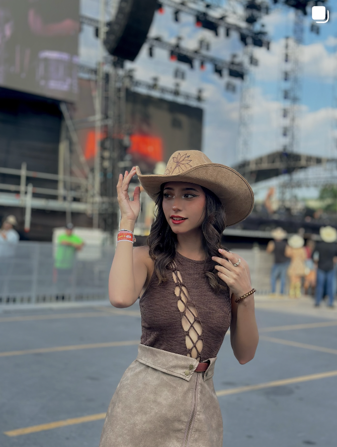 Angy Garzalara - Presentadora de TV